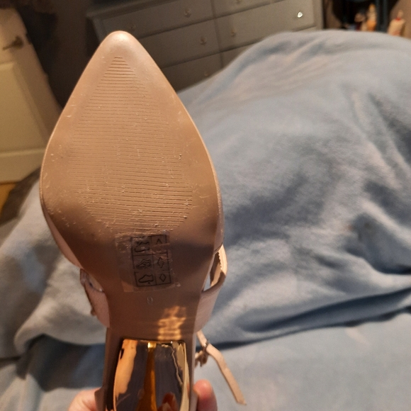 Le Chateau cream pumps - Picture 3 of 4